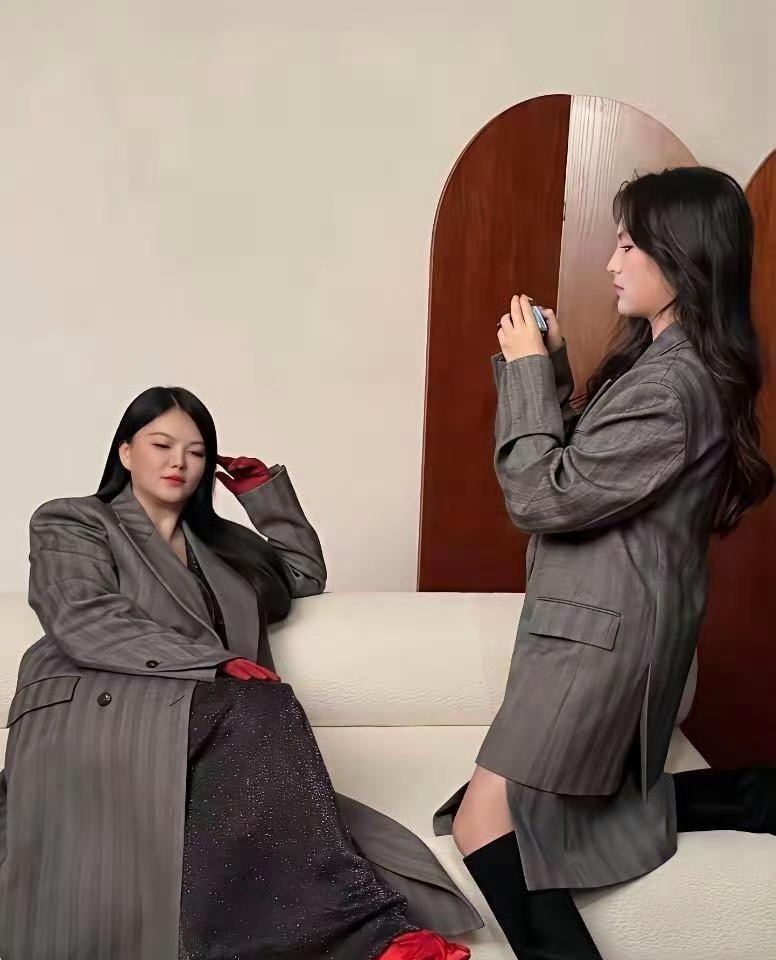 之前王诗龄回国跟妈妈李湘拍新片，母女俩人穿同系列西装。网友吐槽，王诗龄才十六，这