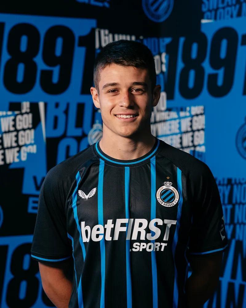 【布鲁日中锋现场观战米兰】今天在圣西罗球场，还有一位特别的观众——效力于布