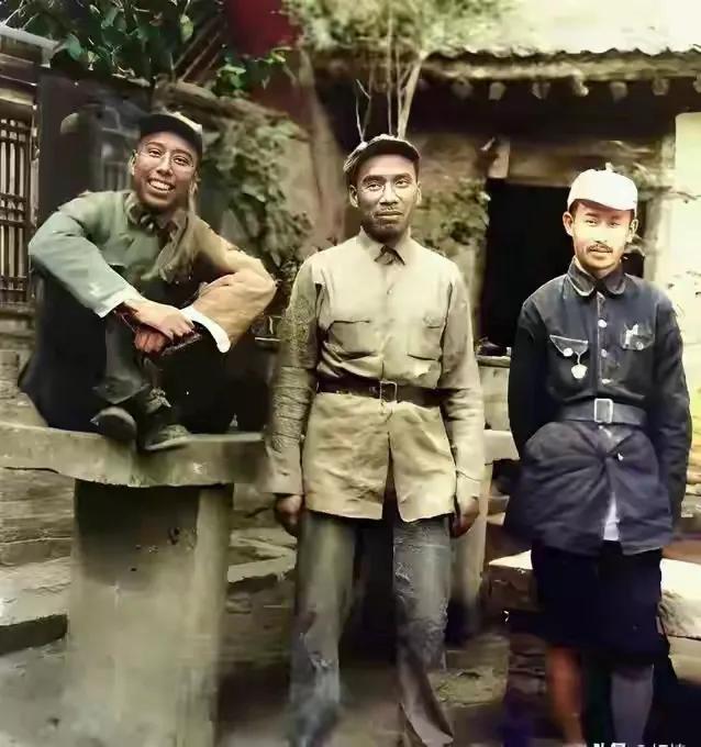 红军历经长征抵达陕北，这是他们到达陕北后的真实影像。照片里三位红军领导人，大家还