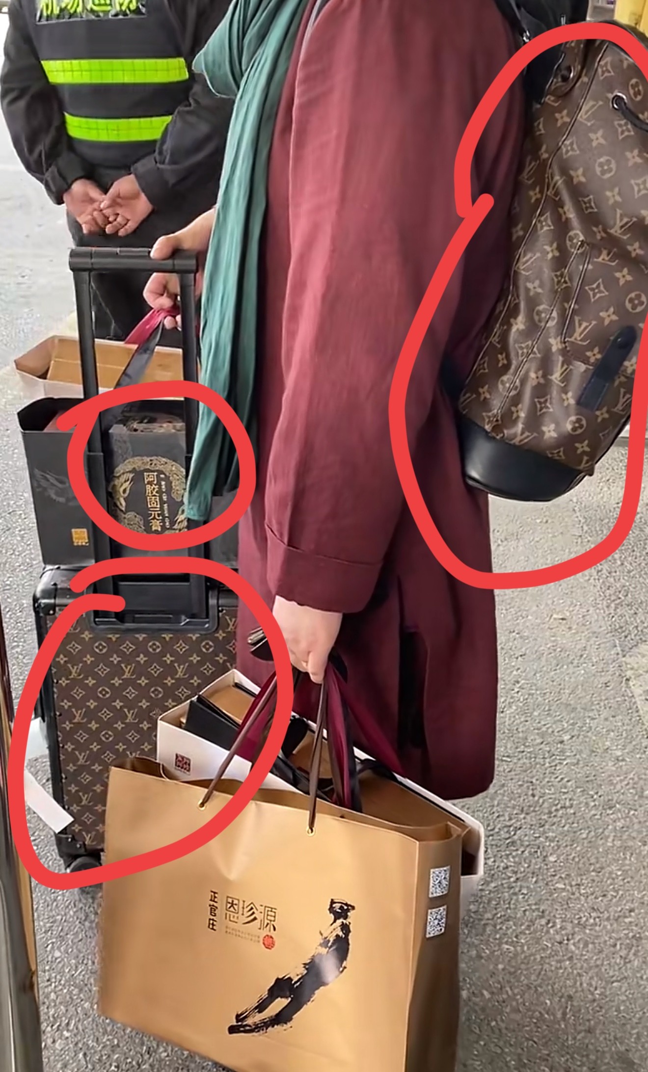 这届网友的嘴是真严啊！释永信没塌房之前，这些僧人的照片怎么都捂得严严实实
