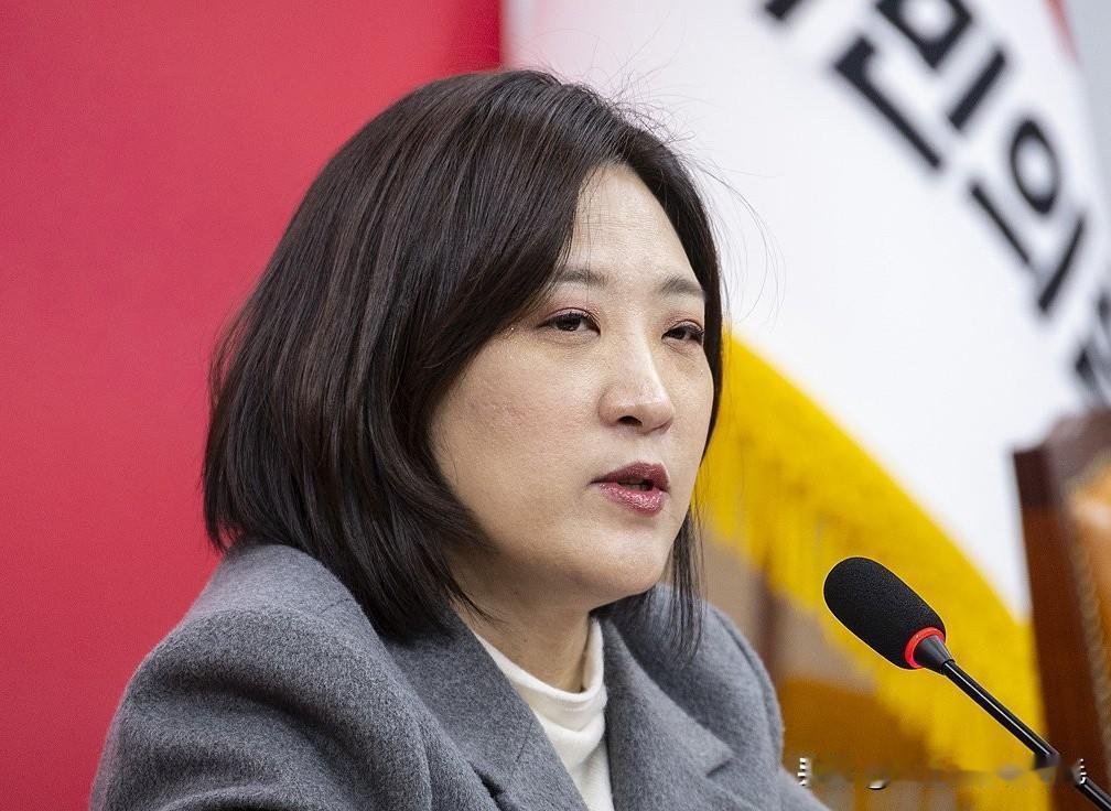 2月17日，韩国最大在野党国民力量党发表新春评论，称今年春节民众心情格外沉重，高