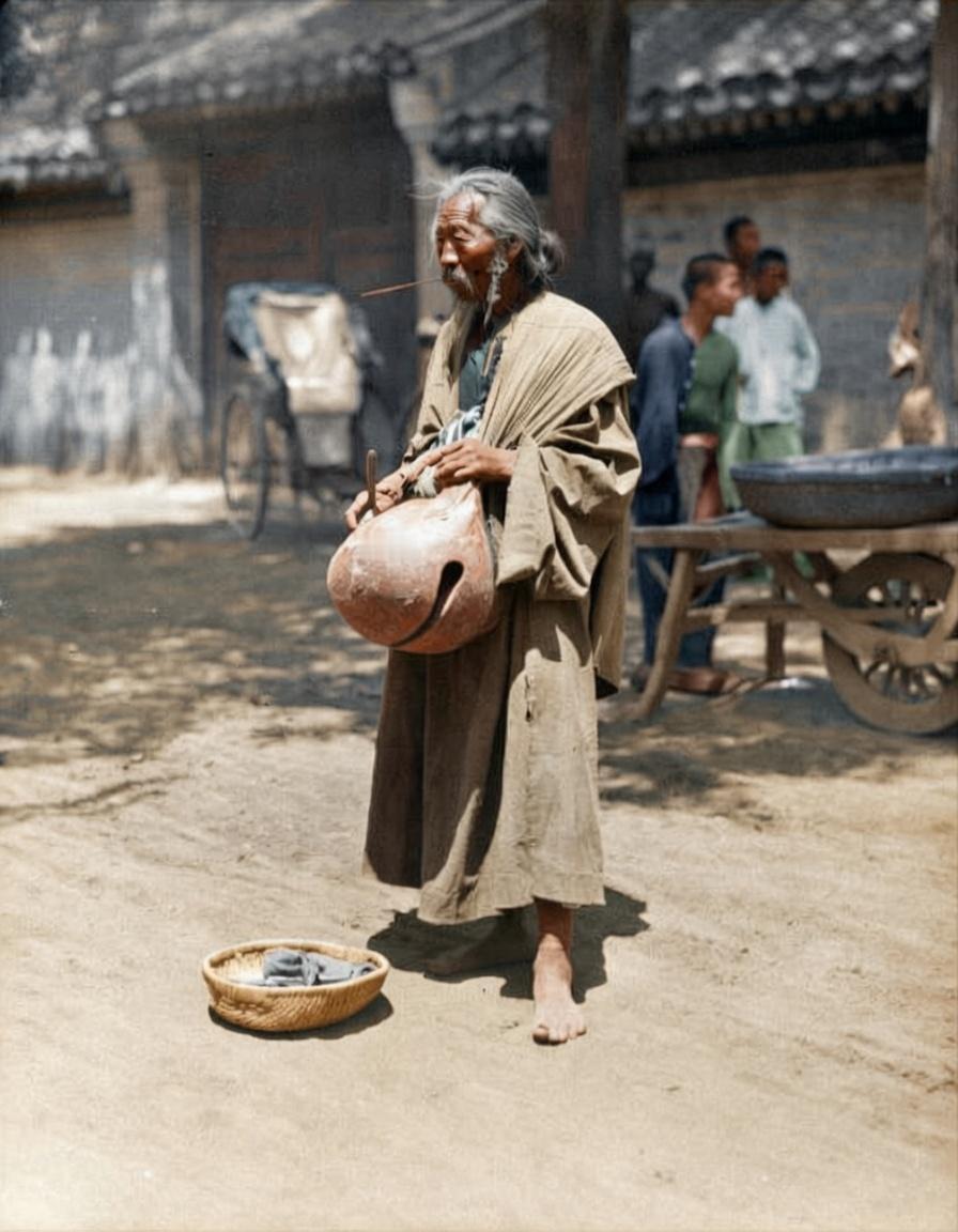 1908年（清光绪三十四年）的河北，苦行僧赤足立于尘土飞扬的街头，须发花白凌乱，