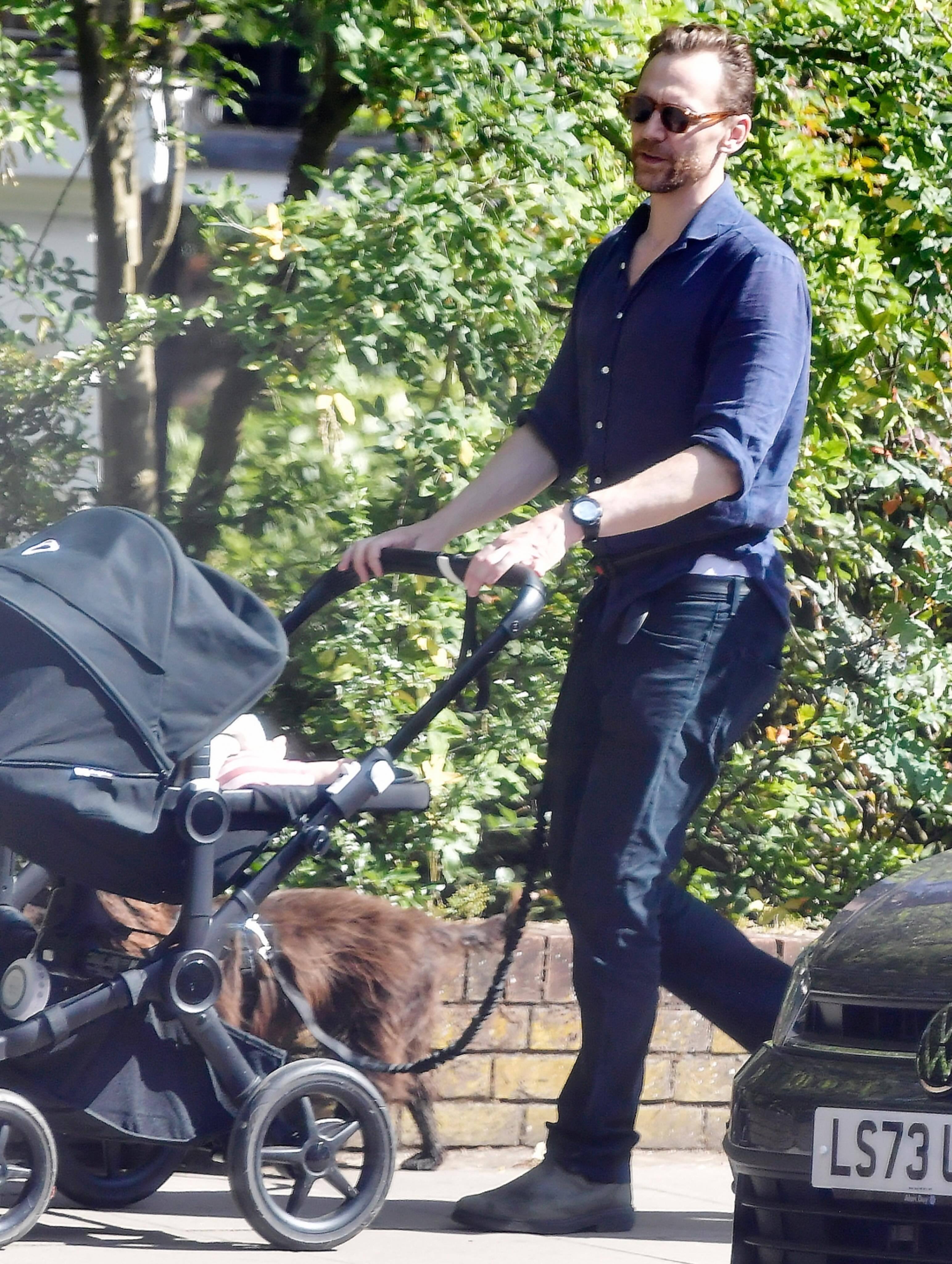 抖森TomHiddleston被拍到在伦敦同时带着他的三个宝贝出门