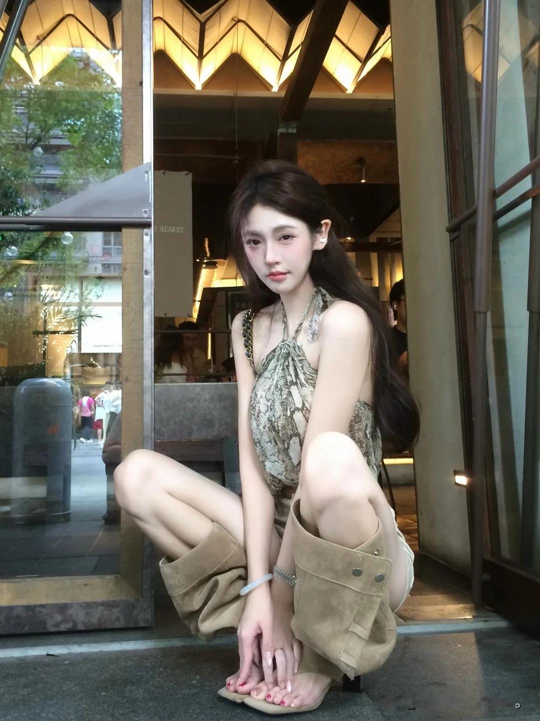 都市女孩的时尚穿搭，复古与现代的完美结合。气质穿搭女孩
