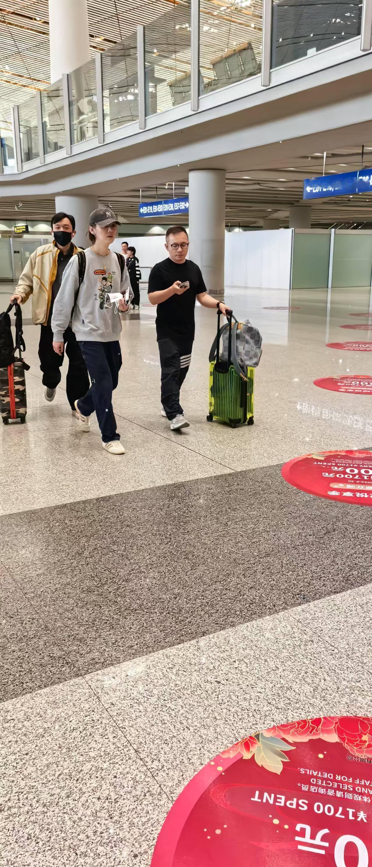 网友偶遇鹿晗，感觉老了好多啊​​​