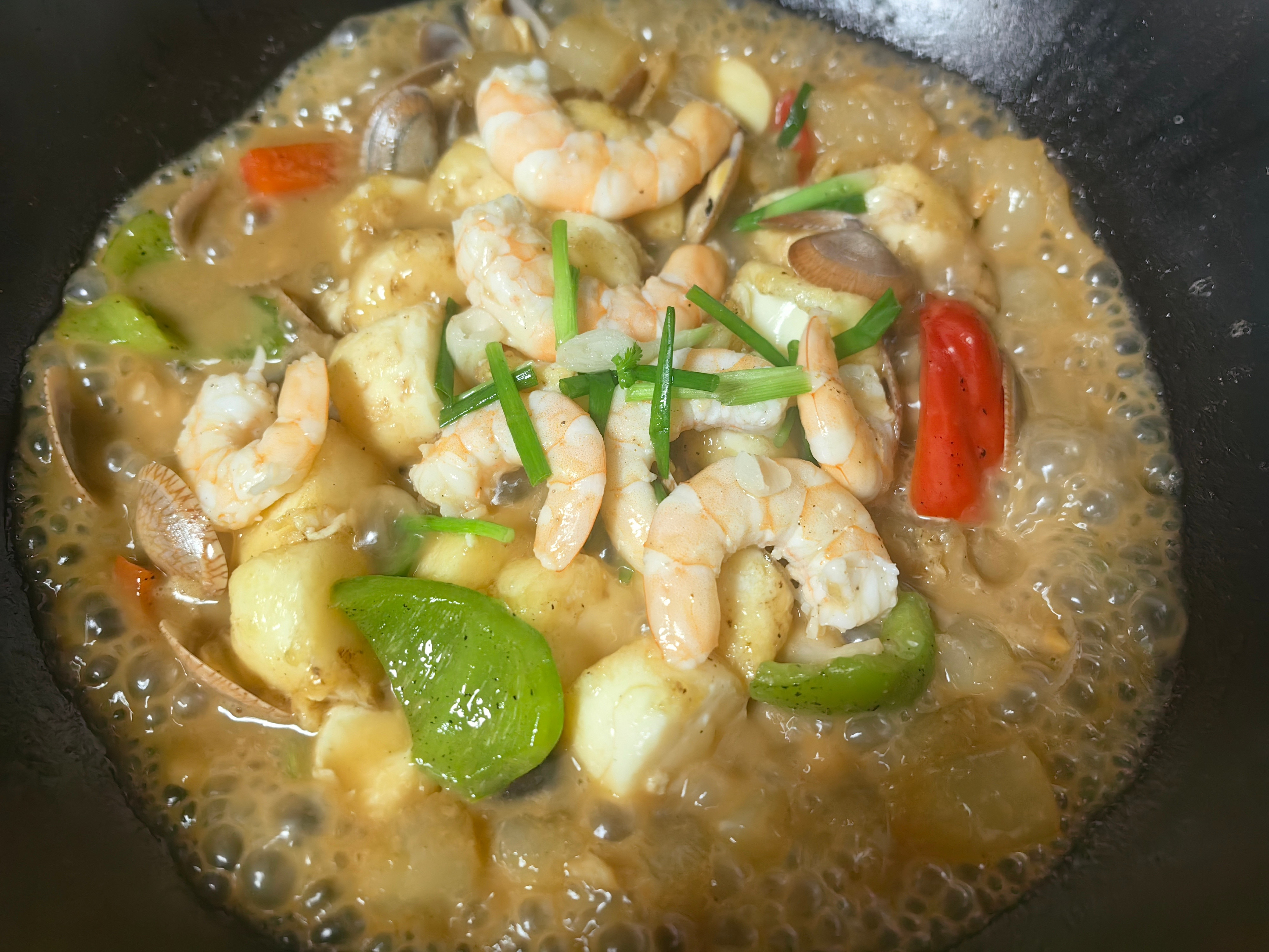 家常菜海鲜煲，炒菜花，蒜香鲈鱼。