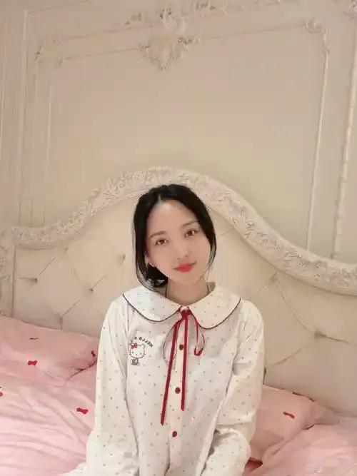 2025年，42岁的金莎晒出闺房“私密照”，照片中的她身着卡通睡衣，模样可爱娇嫩