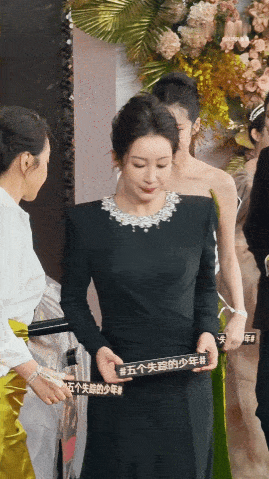 秦海璐太平洋直角肩从红毯到热搜，秦海璐靠“太平洋直角肩”黑裙出圈，既展现好气