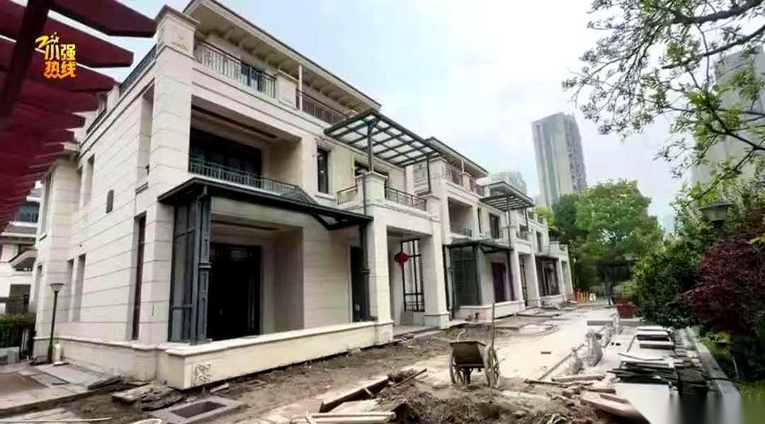 放在大理石桌面上的矿泉水瓶，毫无征兆地往一侧滑落，“啪”地掉在木地板上。杭州的章