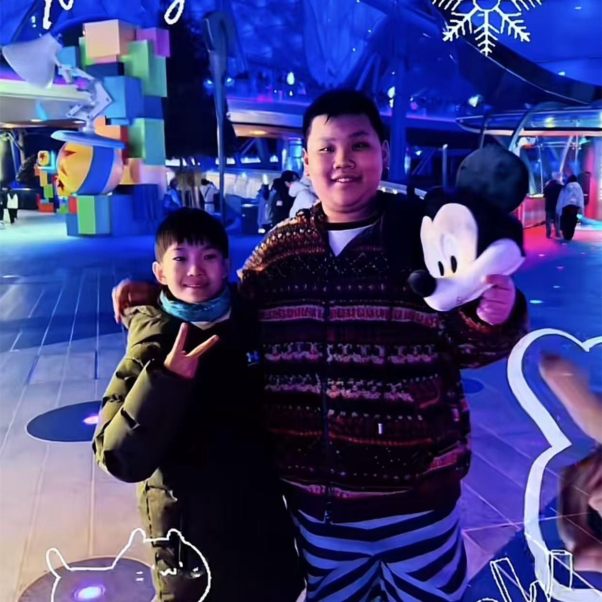 郭汾阳和小伙伴赵彤贺在上海乐高乐园度假区游玩照被晒！郭汾阳在上海游玩，虽然母亲王