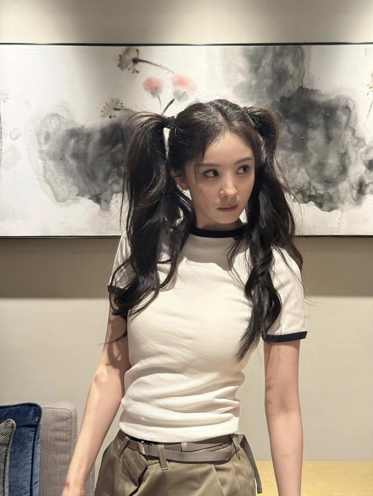 杨幂近照，她扎双马尾造型，气质真的好有少女感啊。附带一张图三，杨幂身穿宽松上