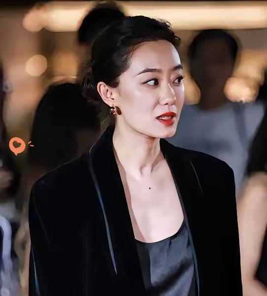 张小斐背后一定有高人指点。不信你看，《功夫女足》不要片酬，不要分红的一分钱，