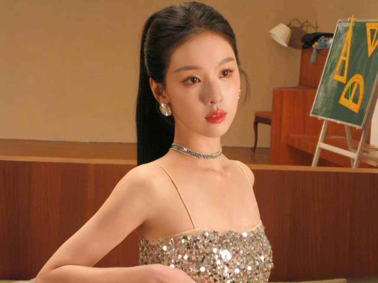 陈都灵hothot陈都灵抹胸亮片裙就这样sohot