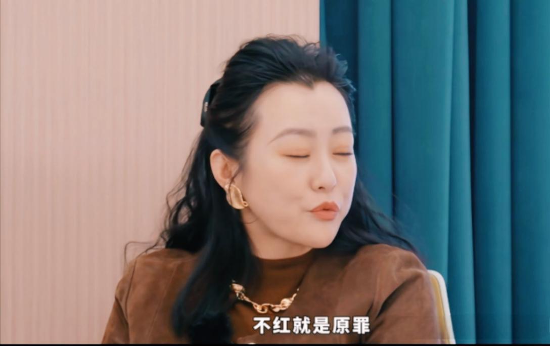 制片人说看到哈妮克孜去探班带了一副大眼镜，所以挺失望的，最后选角没有用她。哈
