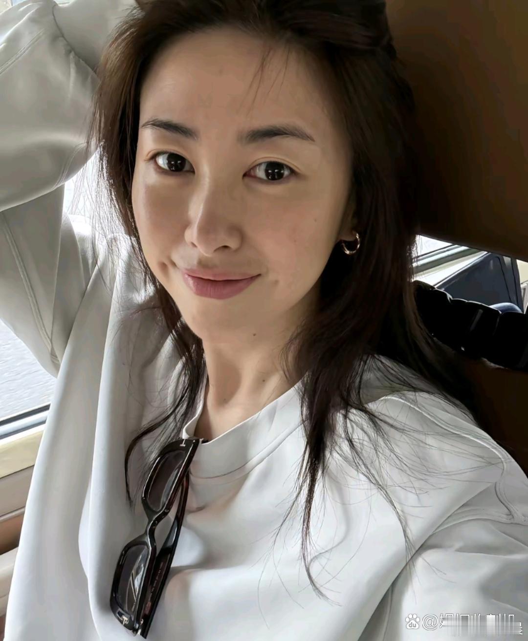 朱珠晒出纯素颜自拍，肌肤状态在线，颜值十分能打。