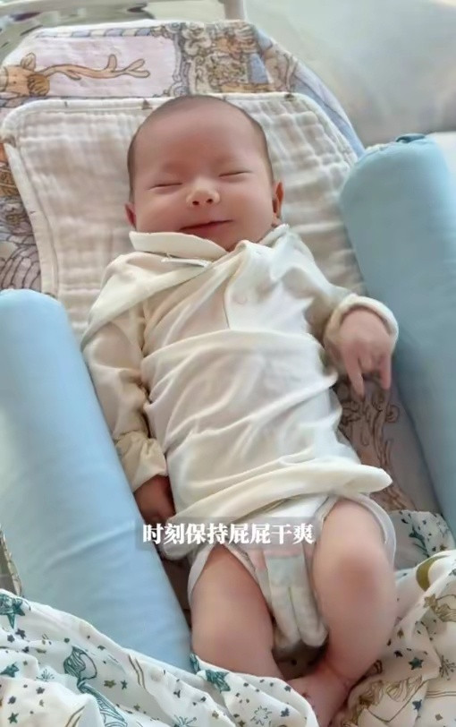 张檬晒儿子正面照可以看到小家伙遗传了父母的优秀基因，长得特别好看，鼻子很挺骨相也