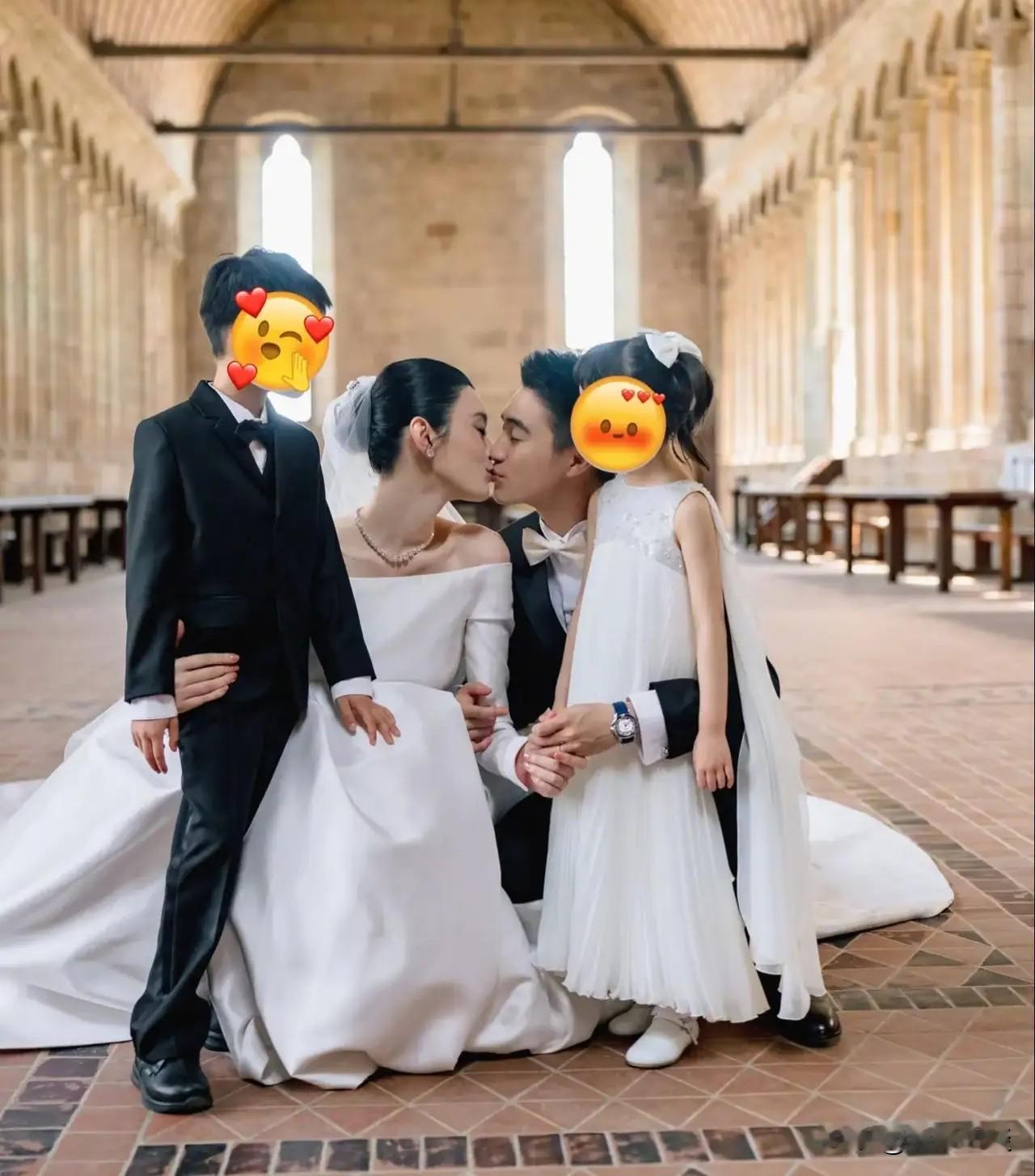 何猷君大婚佩戴的蓝盘腕表迅速走红，这款百达翡丽蓝宝石腕表行情涨到四百多万。腕表表