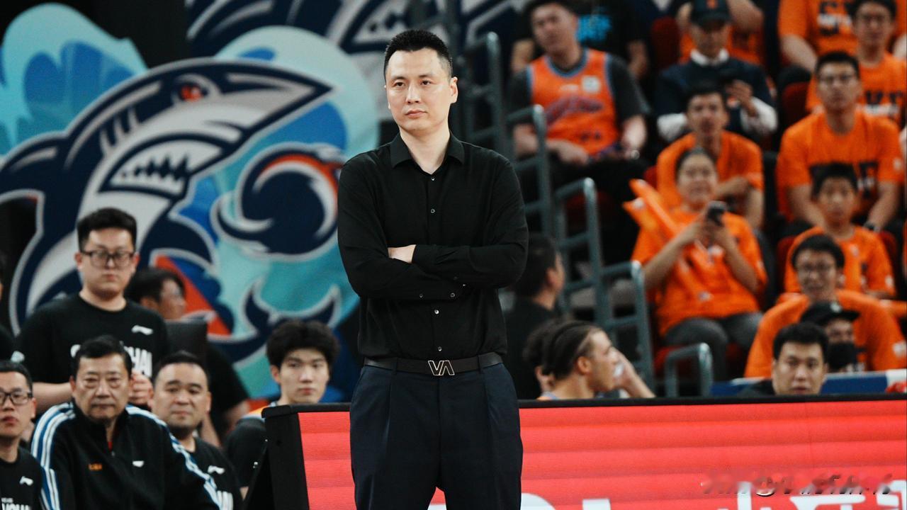 眼下CBA总决赛打成3比0，上海这边基本稳了，越看越感慨卢伟这个人。当了十
