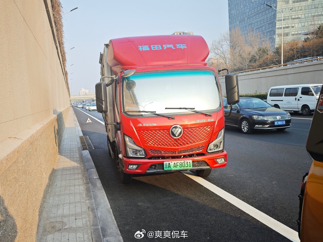 现在太肆无忌惮了，一辆大车直接把车牌卸了一半躲避违法，结果并线的时候刮到了我的