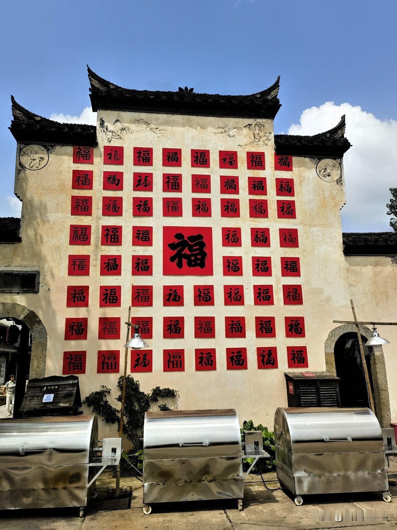 解锁犁桥水镇的美景穿梭在犁桥水镇的青石板路上，逛逛、吃吃、看看，一街一景，景