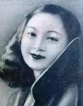 1952年，青岛“第一美人”于小脚被枪决。这位以三寸金莲迷倒无数权贵的顶级名妓，