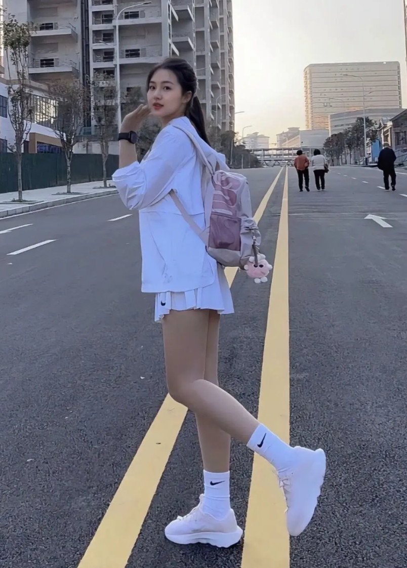 送小姨子上学的路上，让我给她拍照