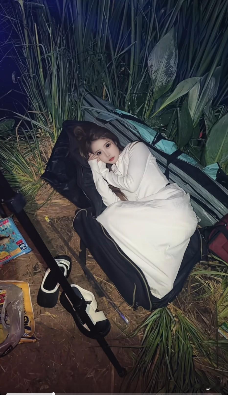 兄弟们别羡慕，看见地上的LV包没，买得起再说