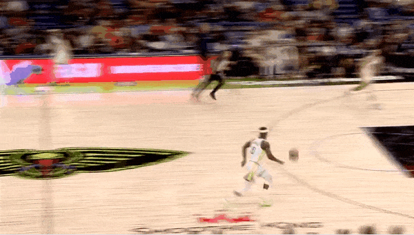 说到那场NAB常规赛勇士队对阵鹈鹕队的比赛，第三节的时候，巴特勒那助攻库里的一幕