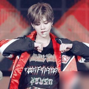 谁敢信？曾经统领全亚洲审美的鹿晗和黄子韬，竟然集体“跌落神坛”了。32岁的