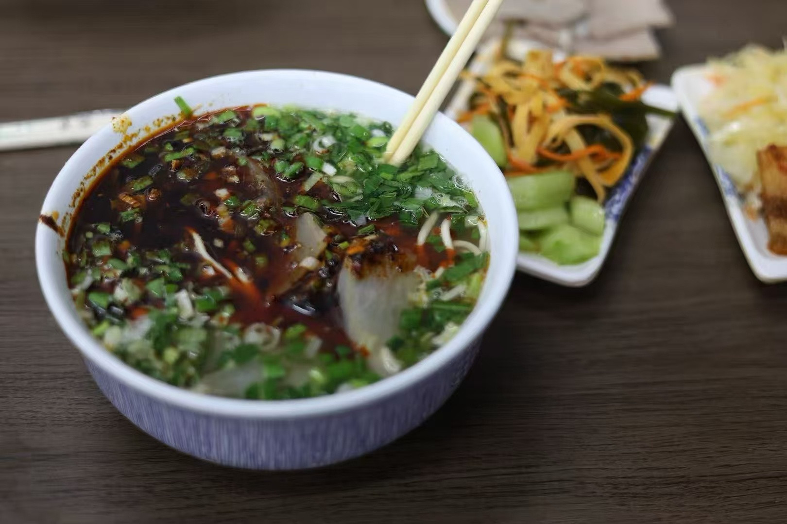 带孩子们一起吃来我从小吃到大的家门口的牛肉面，离开的时候我还是个年轻女子，回来都