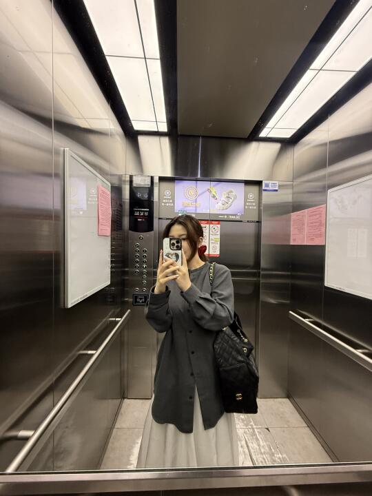 白裙子都被北京的雨溅脏