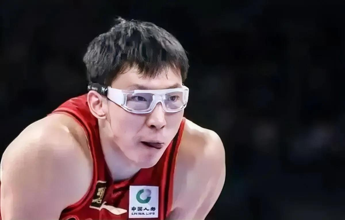 周琦打球总戴眼镜？背后原因有点谜！比赛里他频繁摘戴擦拭眼镜，那小心翼翼的