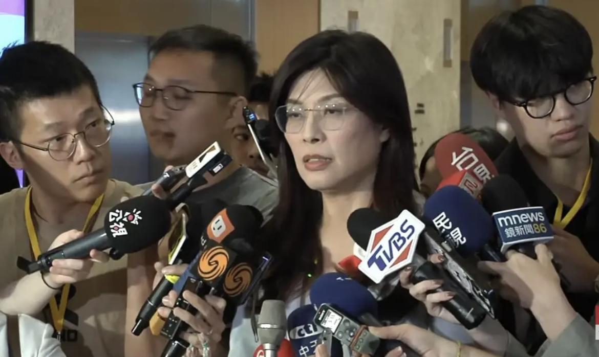 国民党团突然改规矩！郑丽文的“不介入”，藏着清醒国民党这波操作有点意思！刚改内规