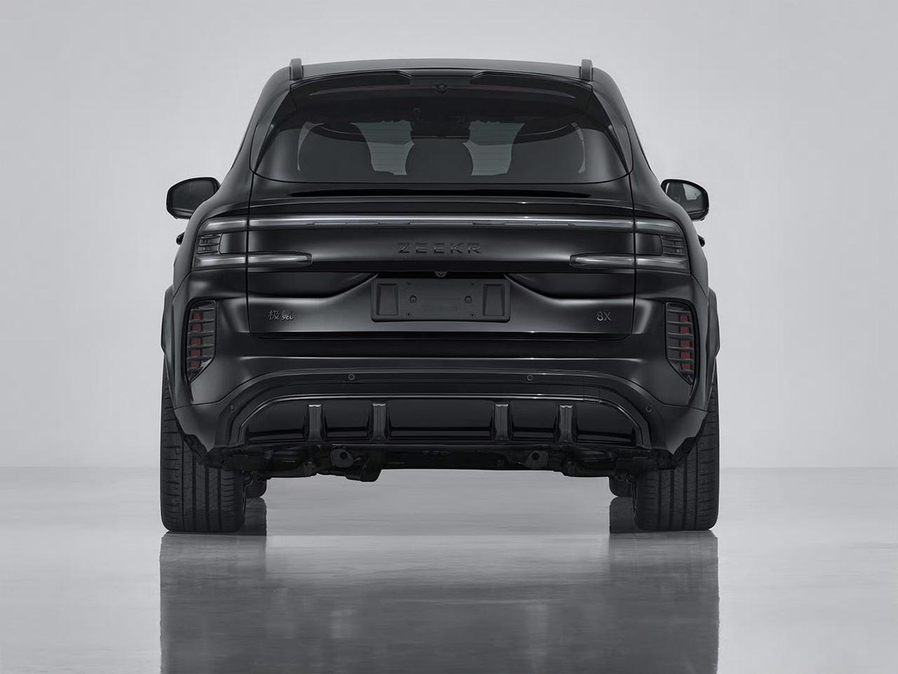 暗黑版，搭载的是三电机，综合马力超1400匹，2秒级加速能力，很夸张。好马配好