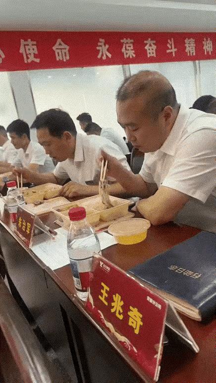 开会现场吃快餐，非常值得机关单位推行！以前公款吃喝，铺张浪费。现在好了，中央的
