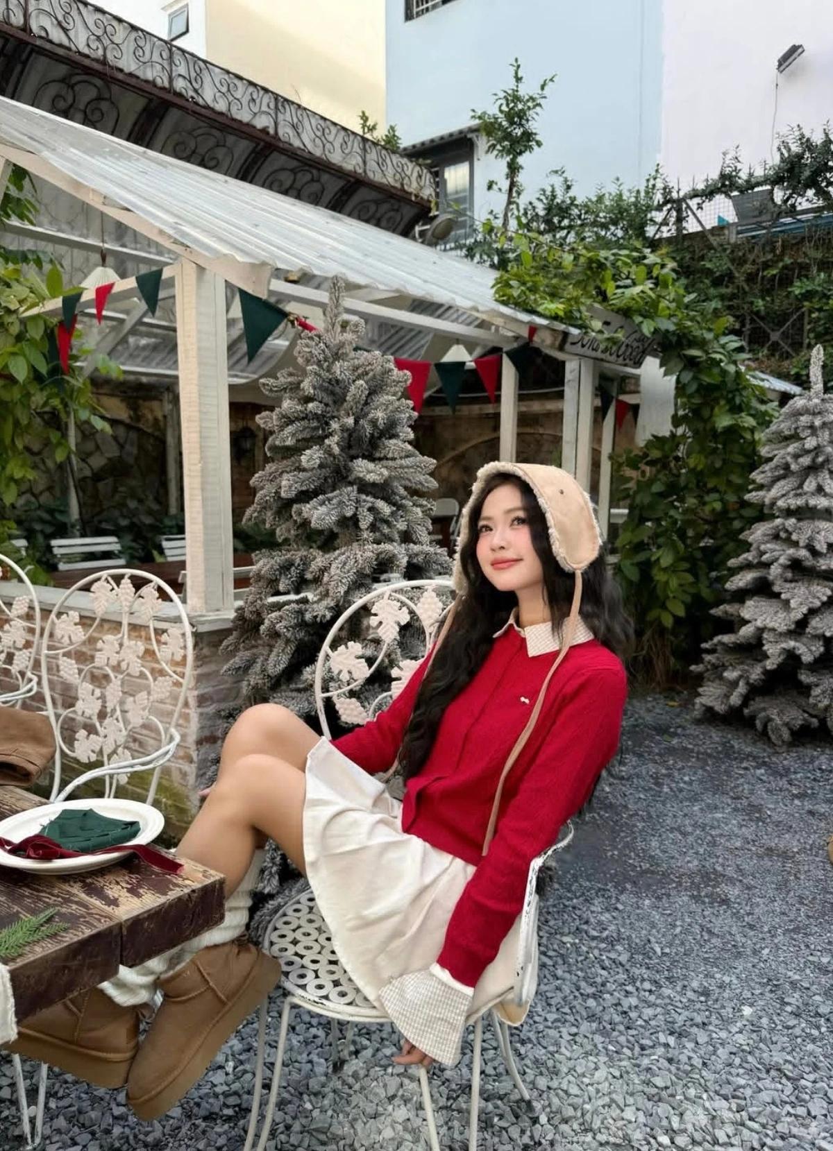 少女摄影|NO.0170期甜妹领域全开圣诞风户外随拍人像摄影咋摆姿势,优雅