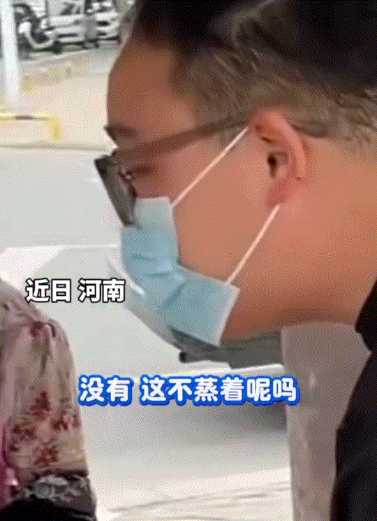 万万没有想到，河南，一包子店包子过了好一会也没蒸好，一顾客就催促老板能不能快点出