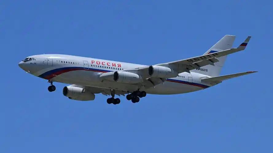 北京上空上演罕见"空中接力"！特朗普空军一号轮子刚触地，普京的先遣专机已经在北