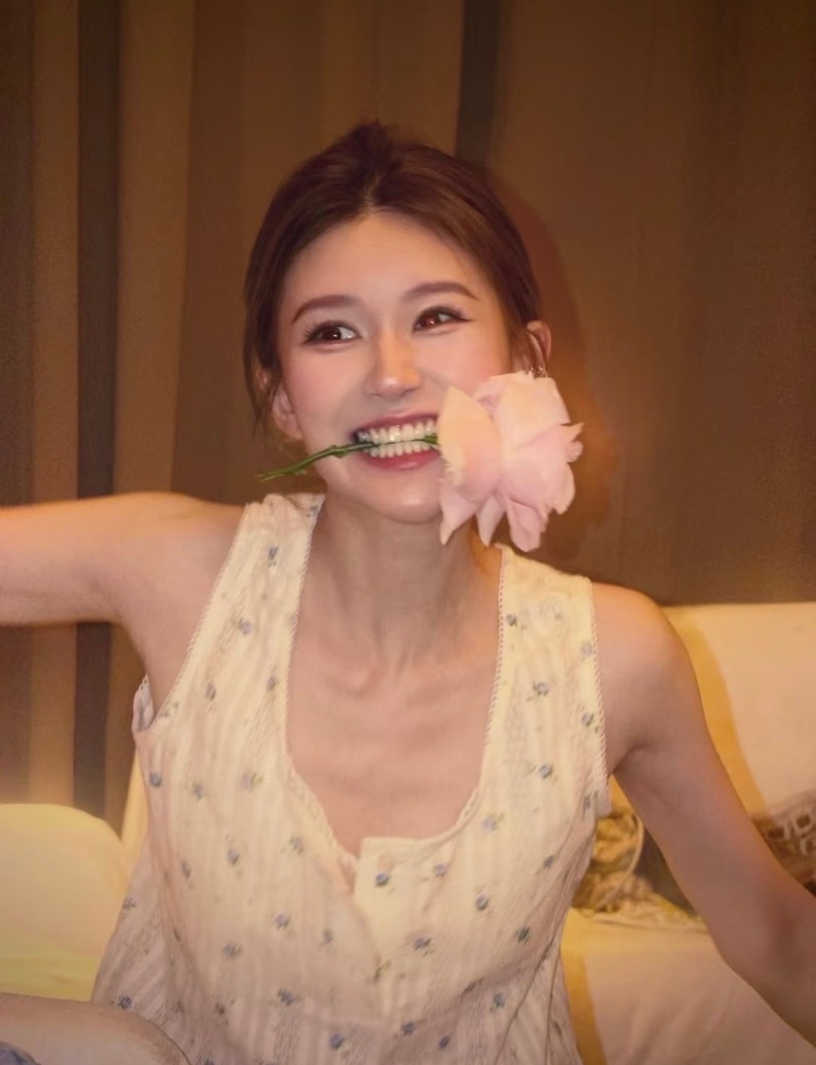 这位嘴巴里叼着花的美女是谁？