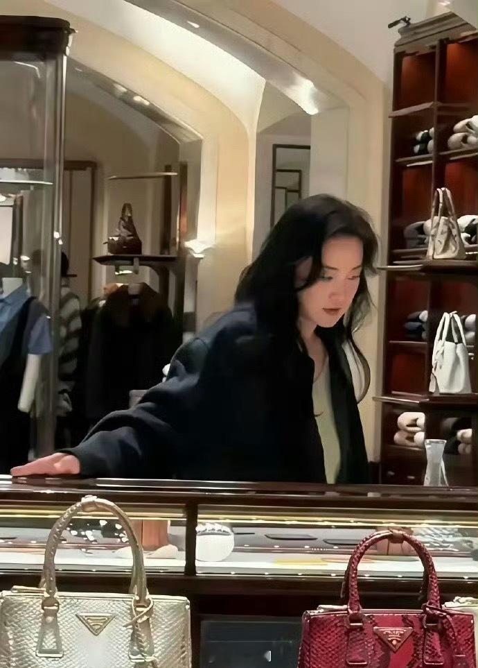 贾玲已经完全是另外的人了，不再肥胖搞笑，而是高冷时尚