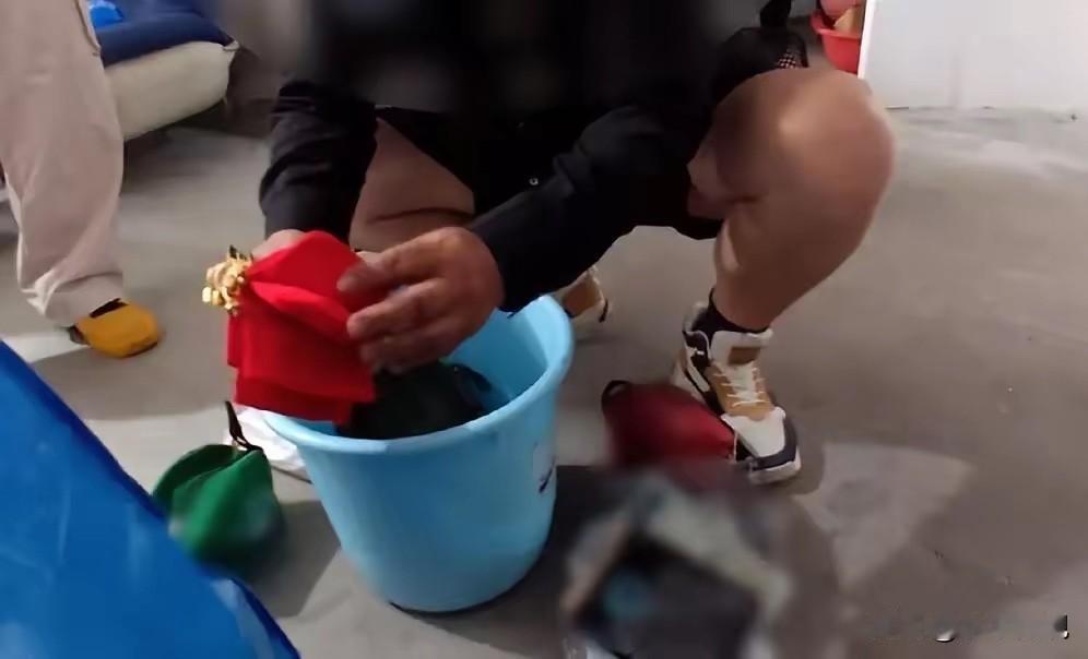 近日，上海的钱先生在搬家时崩溃地发现，一直存放在家中总价值高达250万元的黄金不