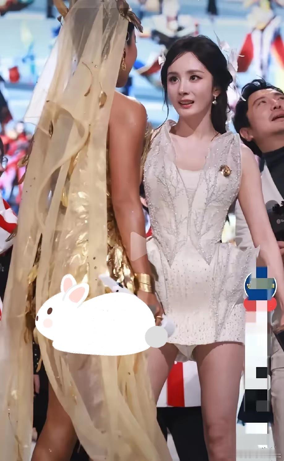 一夜之间,喜欢杨幂的人都沉默了,不是因为她拉着吉克隽逸的头纱跳舞,也不是因为
