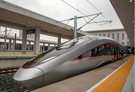 难怪高铁要大力发展，它的能耗成本令人惊讶。一列载有500人的高铁，在时速300公