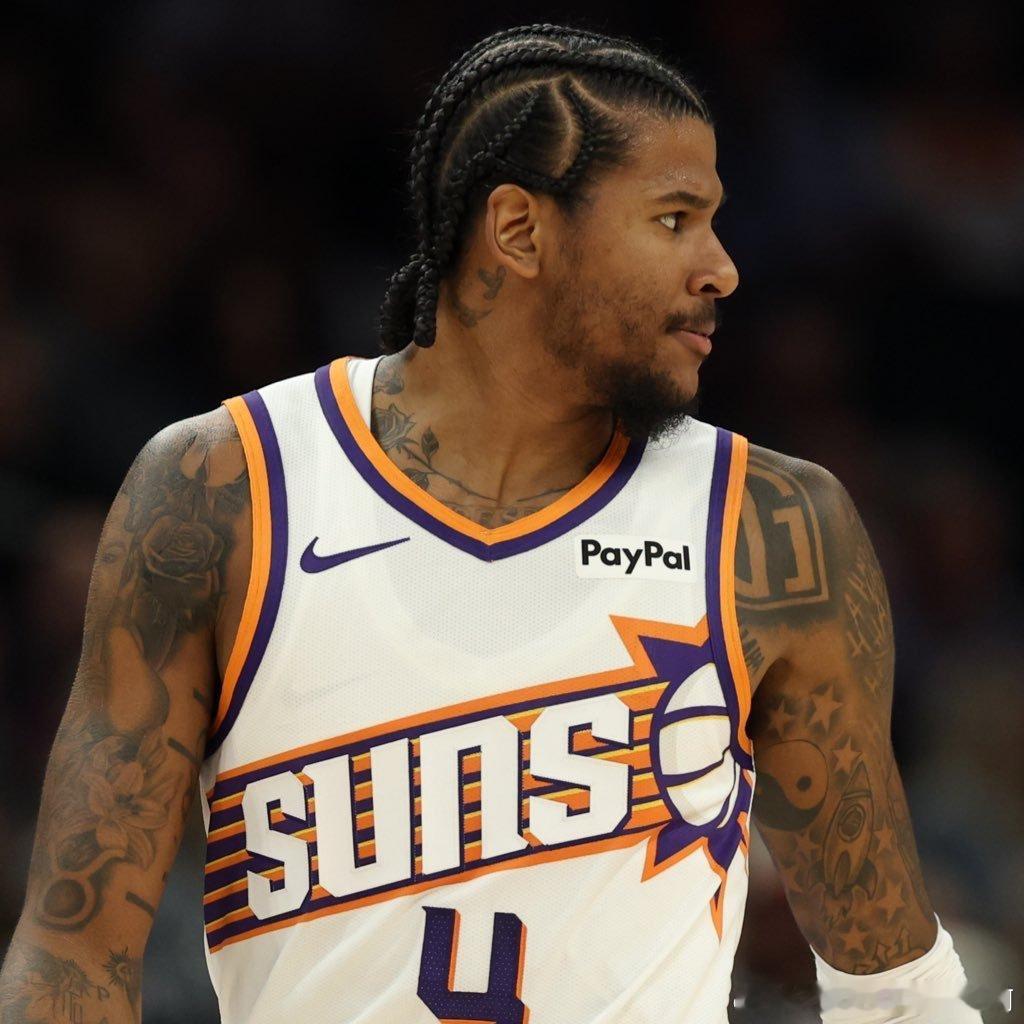 菲尼克斯太阳杰伦·格林过去6场比赛数据：•场均27.5分•两分球命中率