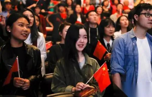 “安全感”竟成软肋？越南朋友一句话把我点醒：14亿人没挨过“毒打”。在国