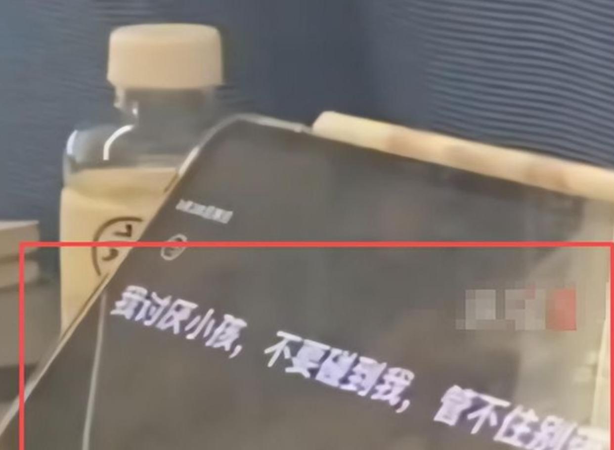 9月29日，在南京开往长沙的高铁上，一名宝妈带着小男孩坐在靠窗的座位上，期间小男