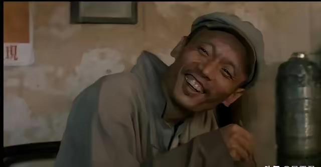 1992年，张艺谋在地摊上看到一部小说，买回家读完后彻夜未眠，第二天一大早给葛优