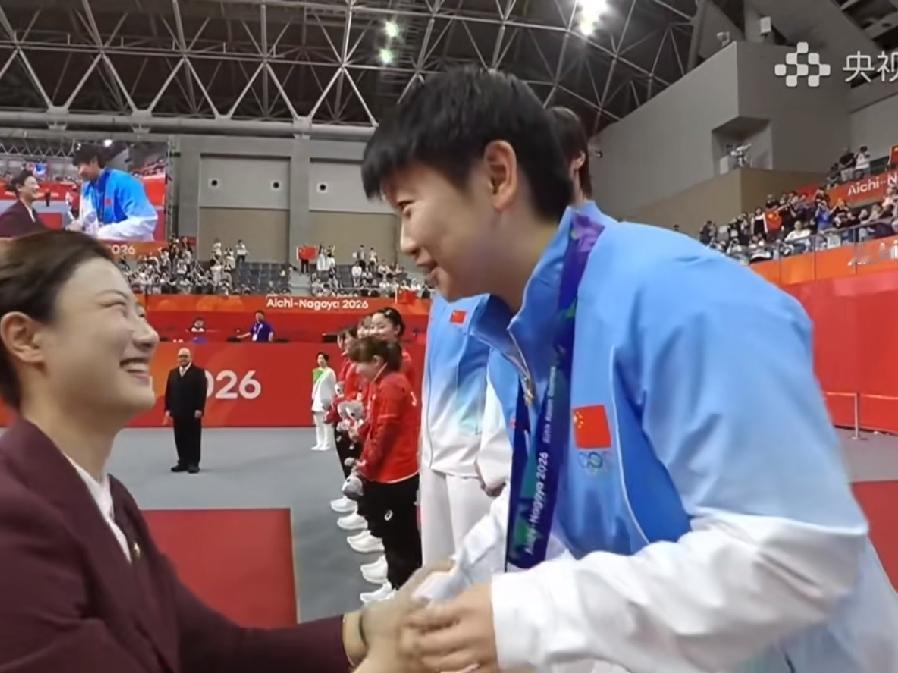 莎莎真是什么场合都能白呼两句，给宁姐说啥了，看把宁姐乐的，莎莎真是好社牛。