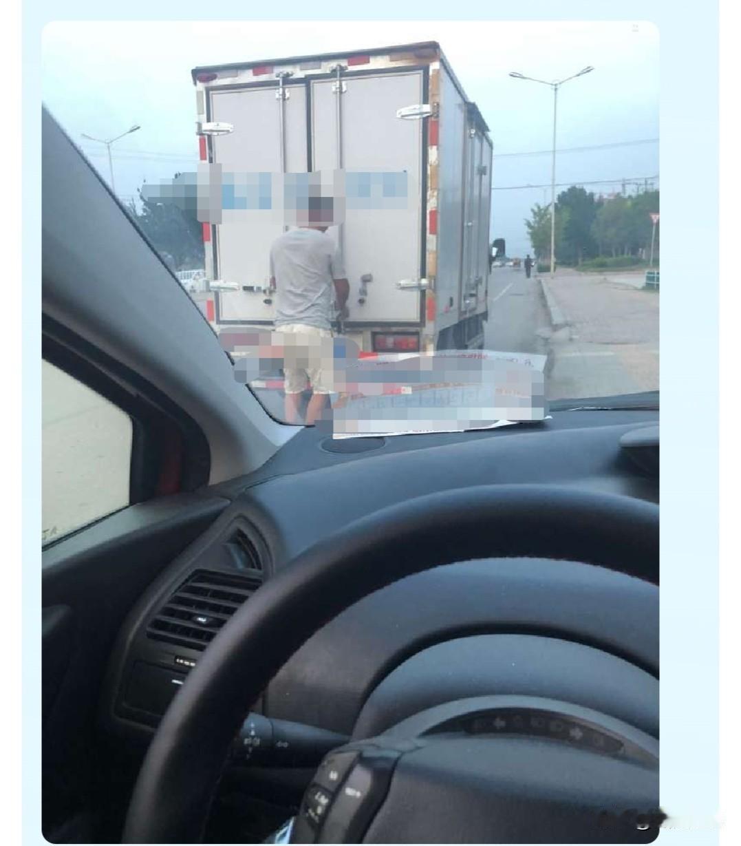 估计又是骗子，我正坐在车上休息，一个东北口音的男子，开着个小厢货，挂的是天津牌照