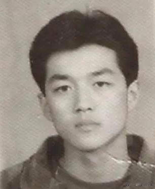1990年李亚鹏陪朋友去考中戏，被老师误认成考生。老师问他来干嘛，他老实说“